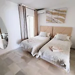Beachside Bliss 베날마데나코스타